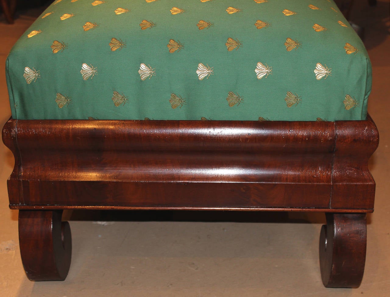Classical Mahogany Ottoman of Boston Origin In Excellent Condition In Milford, NH