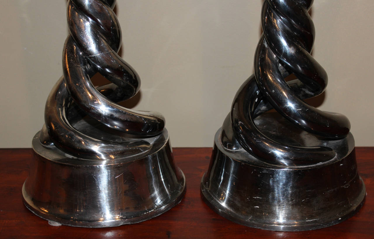 Néo-baroque Grande paire de grands bougeoirs en bronze argenté à torsion d'orge en vente