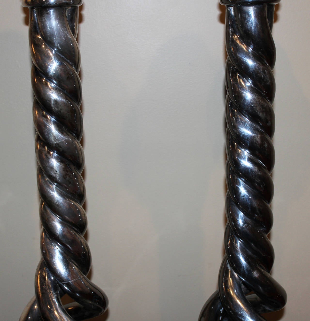 Grande paire de grands bougeoirs en bronze argenté à torsion d'orge Excellent état - En vente à Milford, NH