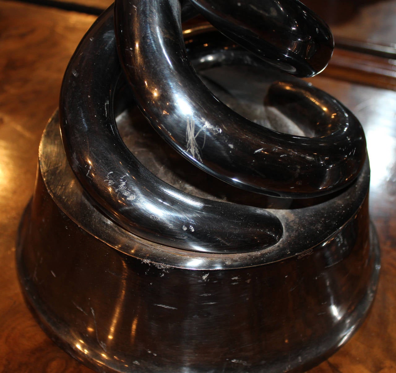 Grande paire de grands bougeoirs en bronze argenté à torsion d'orge en vente 1