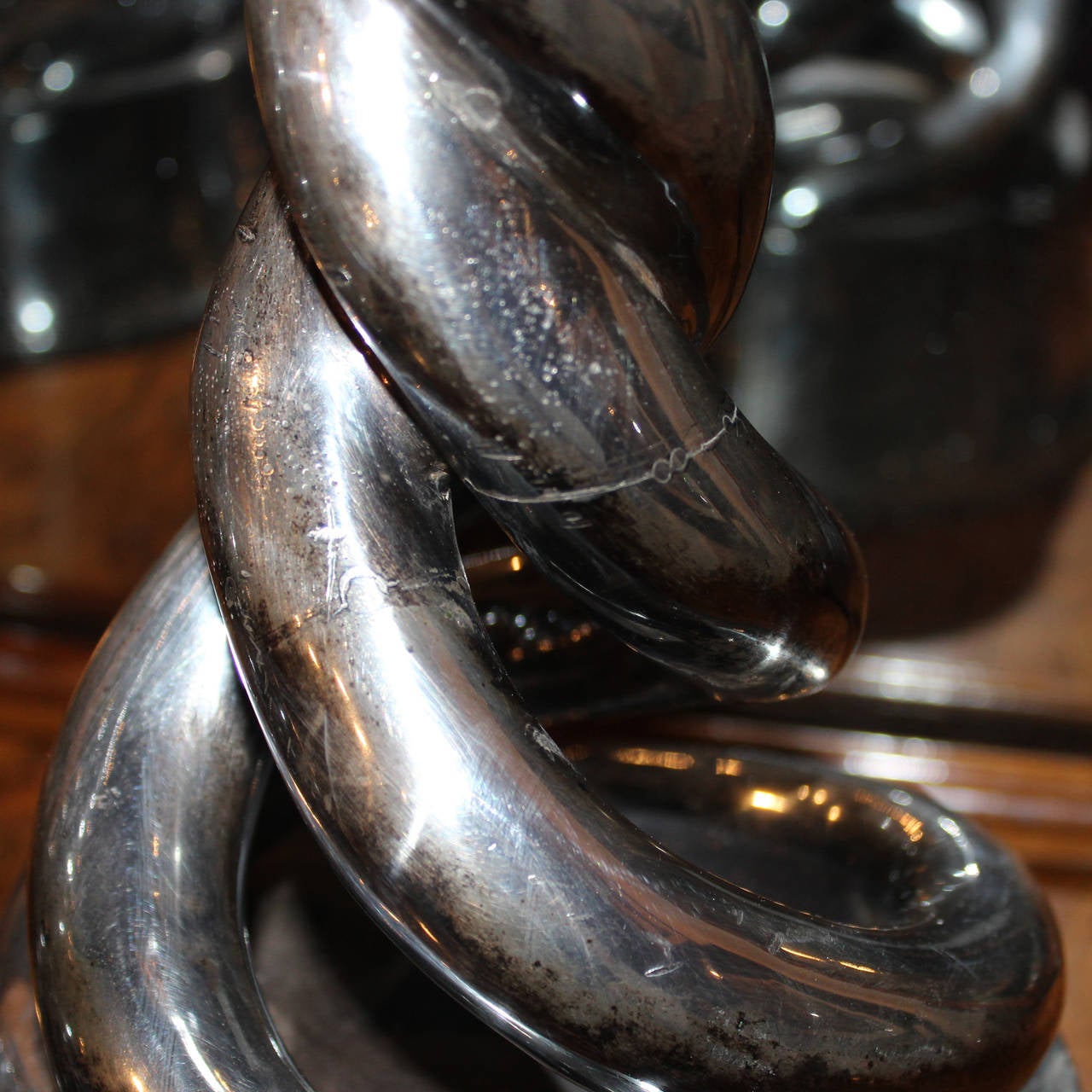 Grande paire de grands bougeoirs en bronze argenté à torsion d'orge en vente 2