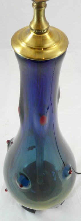 Lampe italienne en verre de Murano sur pied, base en bois.  Superbe coloration de bleu, de jaune et de rouge.