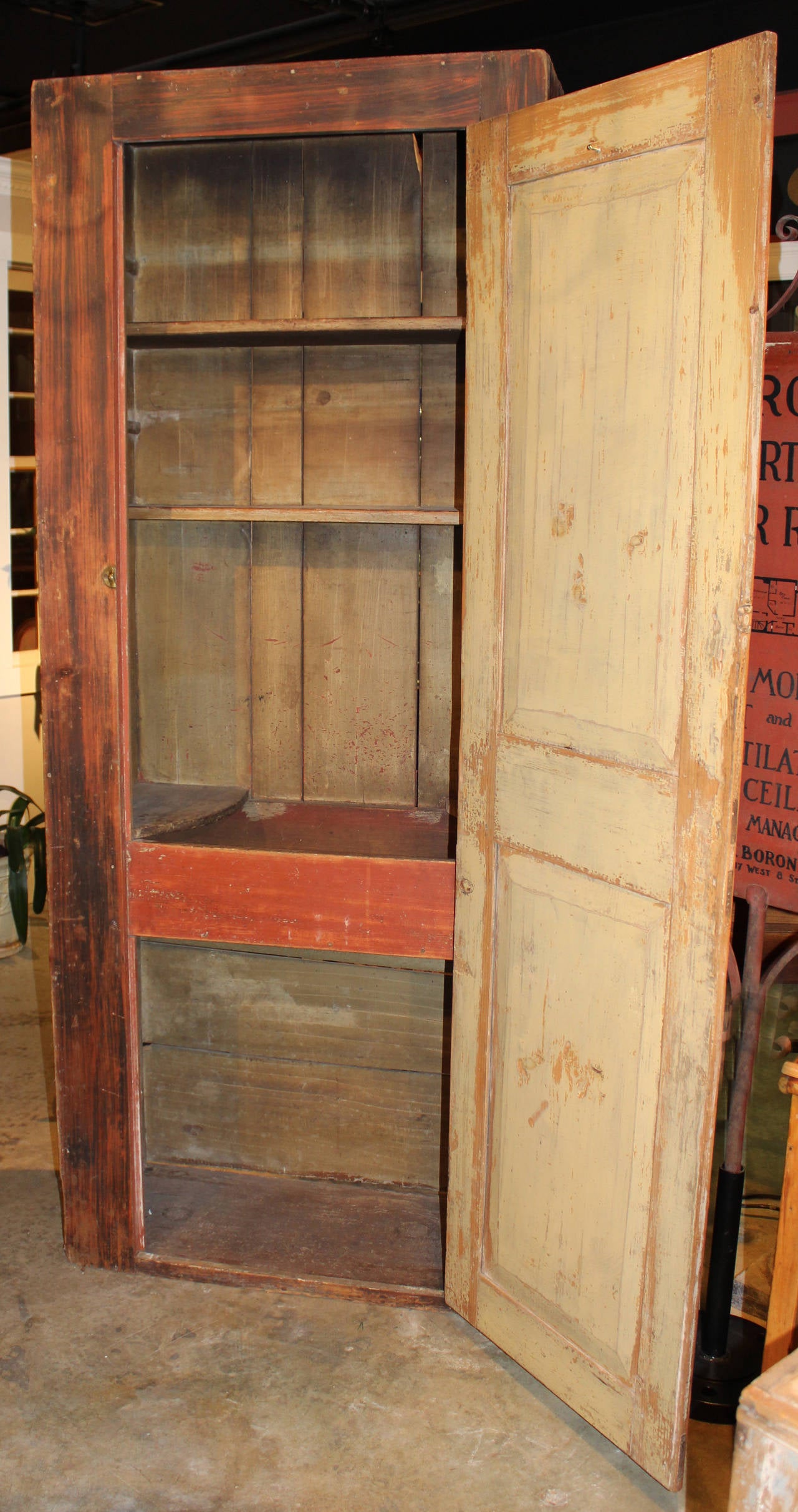 Rare New England Grain Painted Pantry Cupboard with Dry Sink Interior In Excellent Condition In Milford, NH