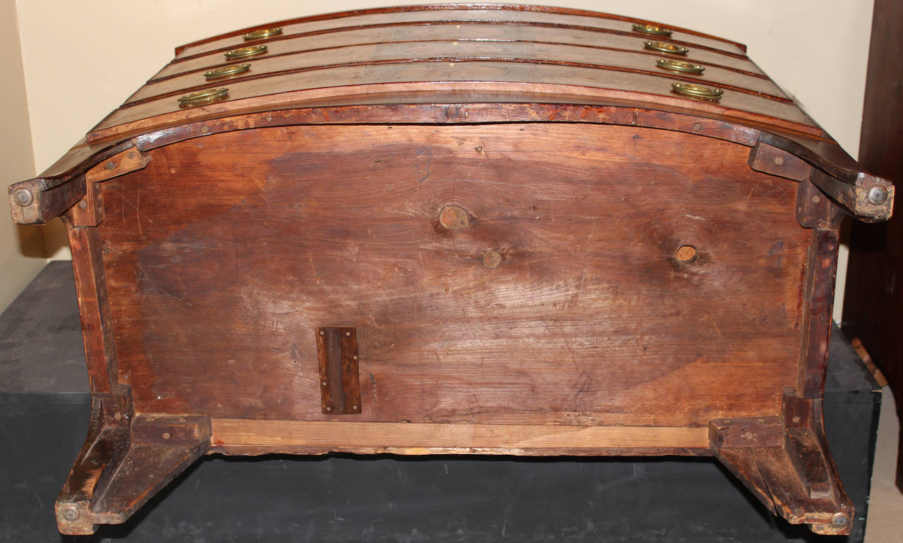 18th Century Federal Bow Front Chest with Flame Birch Veneers 3