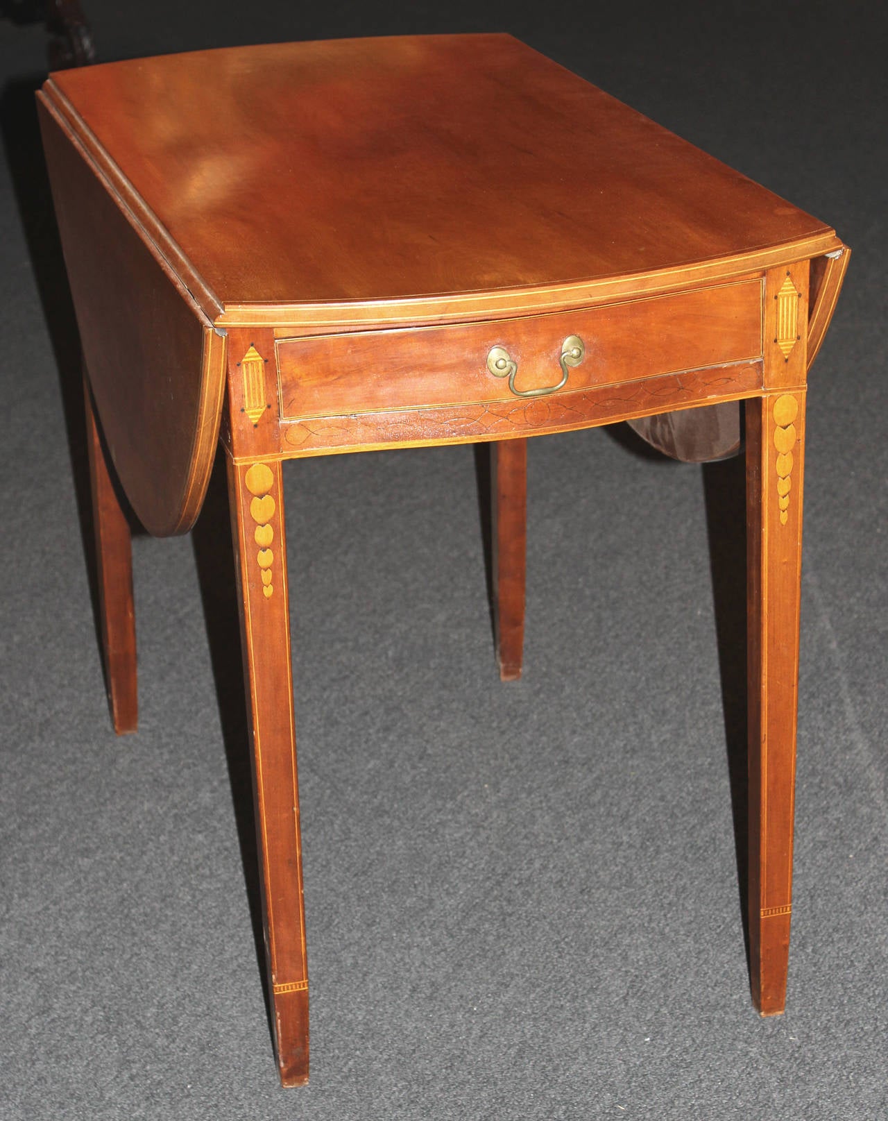 A fine Federal period, cherry Pembroke table with finely detailed inlay, dating to the early 19th century, attributed to Connecticut River Valley cabinet maker William Lloyd (1779-1845), of Springfield, Massachusetts, known for the skillful vine or