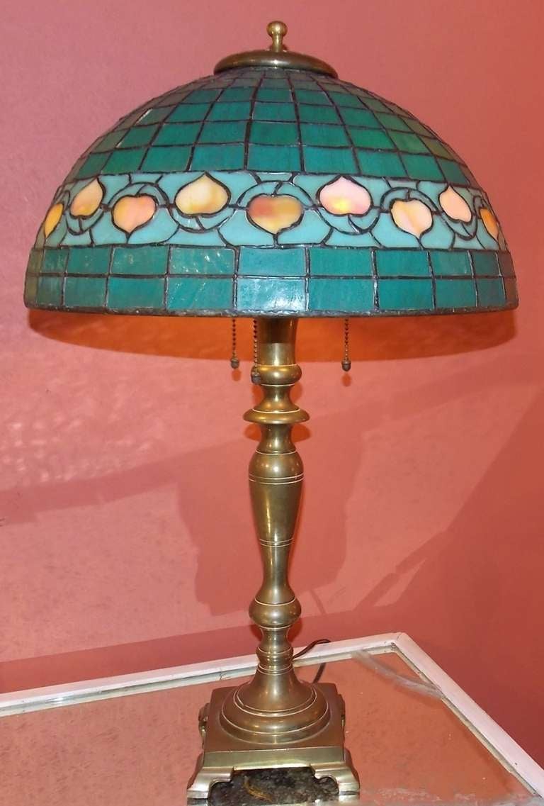 Hubbell Art Deco Messinglampe mit grünem Glasschirm