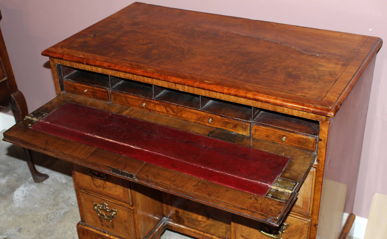 George I Period Walnut Kneehole Desk with Pull-Out Secretaire Drawer, circa 1720 In Good Condition In Milford, NH