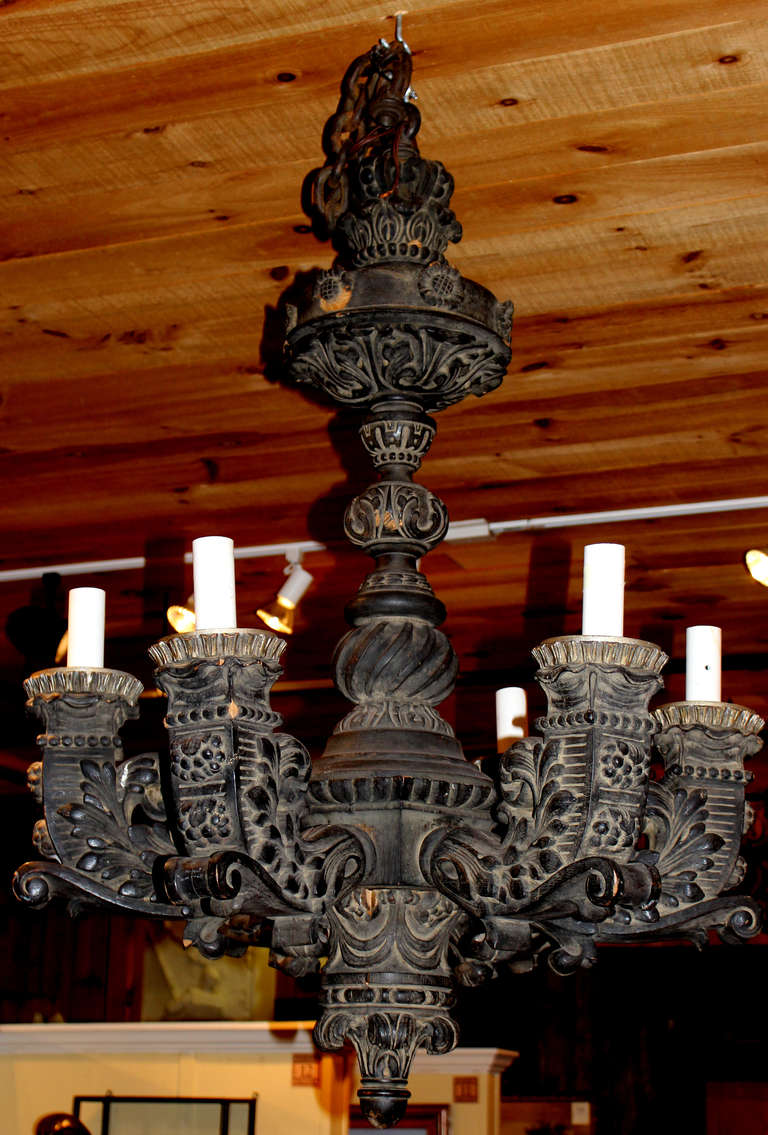 Magnifico lampadario a sei bracci in legno intagliato di epoca rinascimentale, risalente all'inizio del XX secolo.