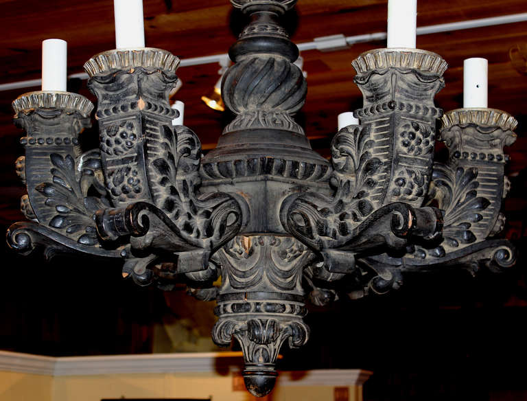 Americano Lampadario in legno intagliato in stile rinascimentale in vendita