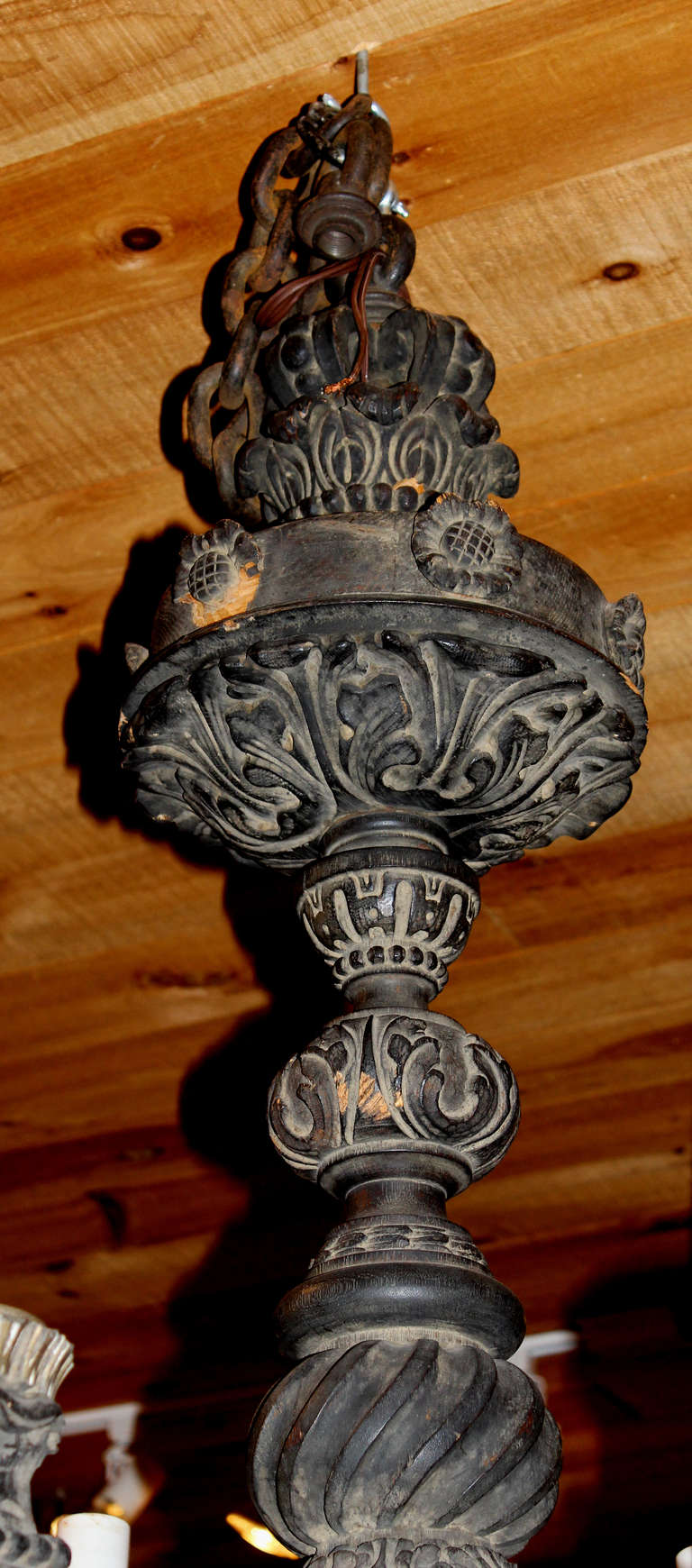Lampadario in legno intagliato in stile rinascimentale In condizioni ottime in vendita a Milford, NH