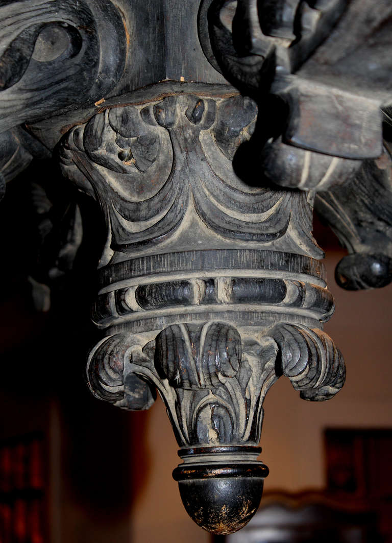 XX secolo Lampadario in legno intagliato in stile rinascimentale in vendita