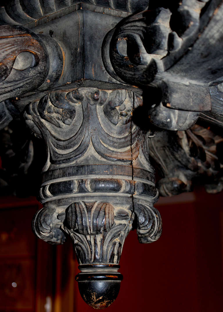 Lampadario in legno intagliato in stile rinascimentale in vendita 1