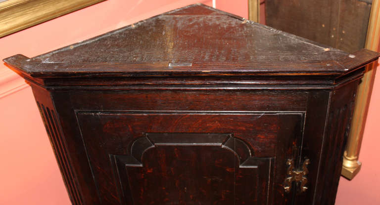 19th c English Oak Hanging Corner Cabinet In Excellent Condition In Milford, NH