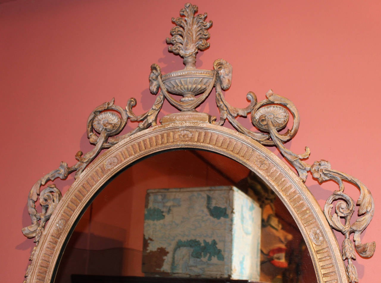 Ein prächtiger ovaler Spiegel im Adams-Stil, geschnitztes Holz, Gesso und Blumendekoration aus Draht, mit geformtem Innenrand und Spuren von altem Lack. Tolle Patina.