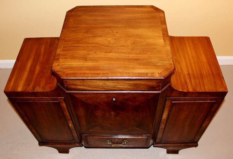 Late 18th /Early 19th c. Mahogany Cellarette or Wine Cooler In Good Condition In Milford, NH