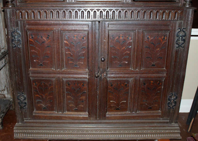 17th century Oak English Court Cupboard with Floral Inlay In Good Condition In Milford, NH