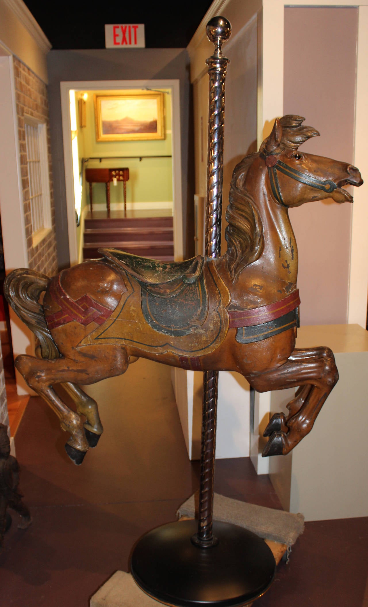 Ce cheval de manège sculpté et polychromé est attribué au sculpteur Daniel Charles Muller. Daniel a commencé le D. C. Muller et le Fr. Company en 1903 et après avoir créé de nombreux carrousels magnifiques:: elle a fermé ses portes quatorze ans plus