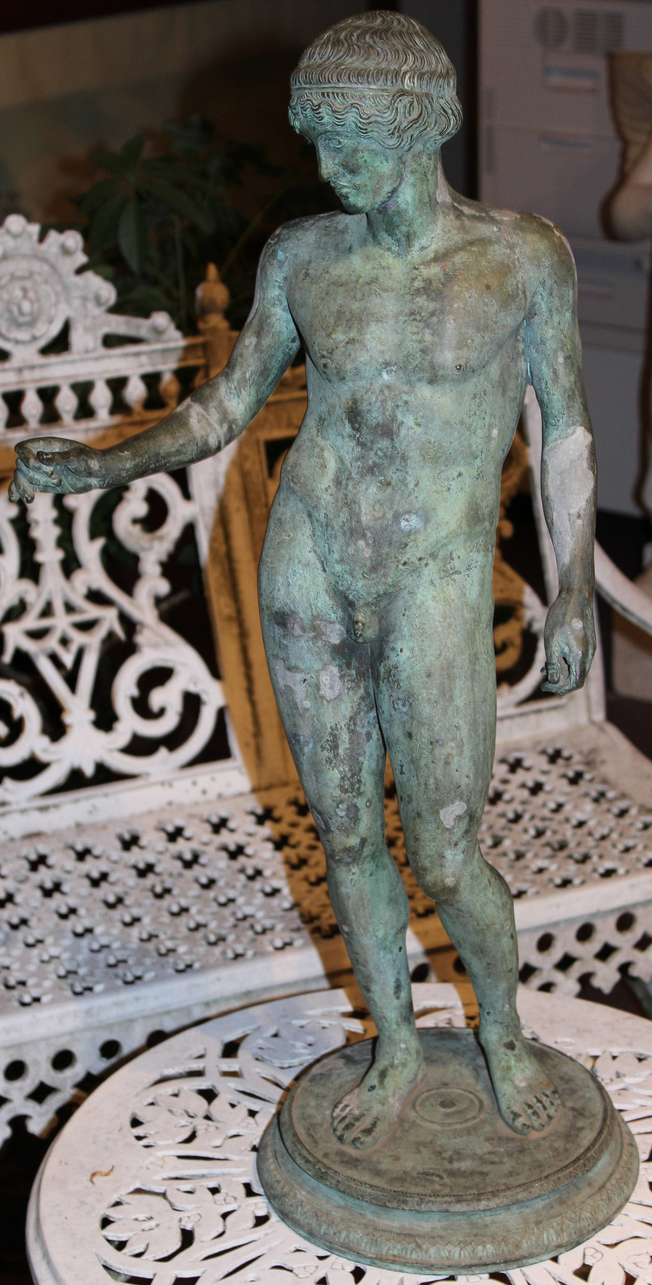 Bronze Grand Tour d'un homme nu classique:: probablement fin du 19ème siècle:: grande patine vert-de-gris.