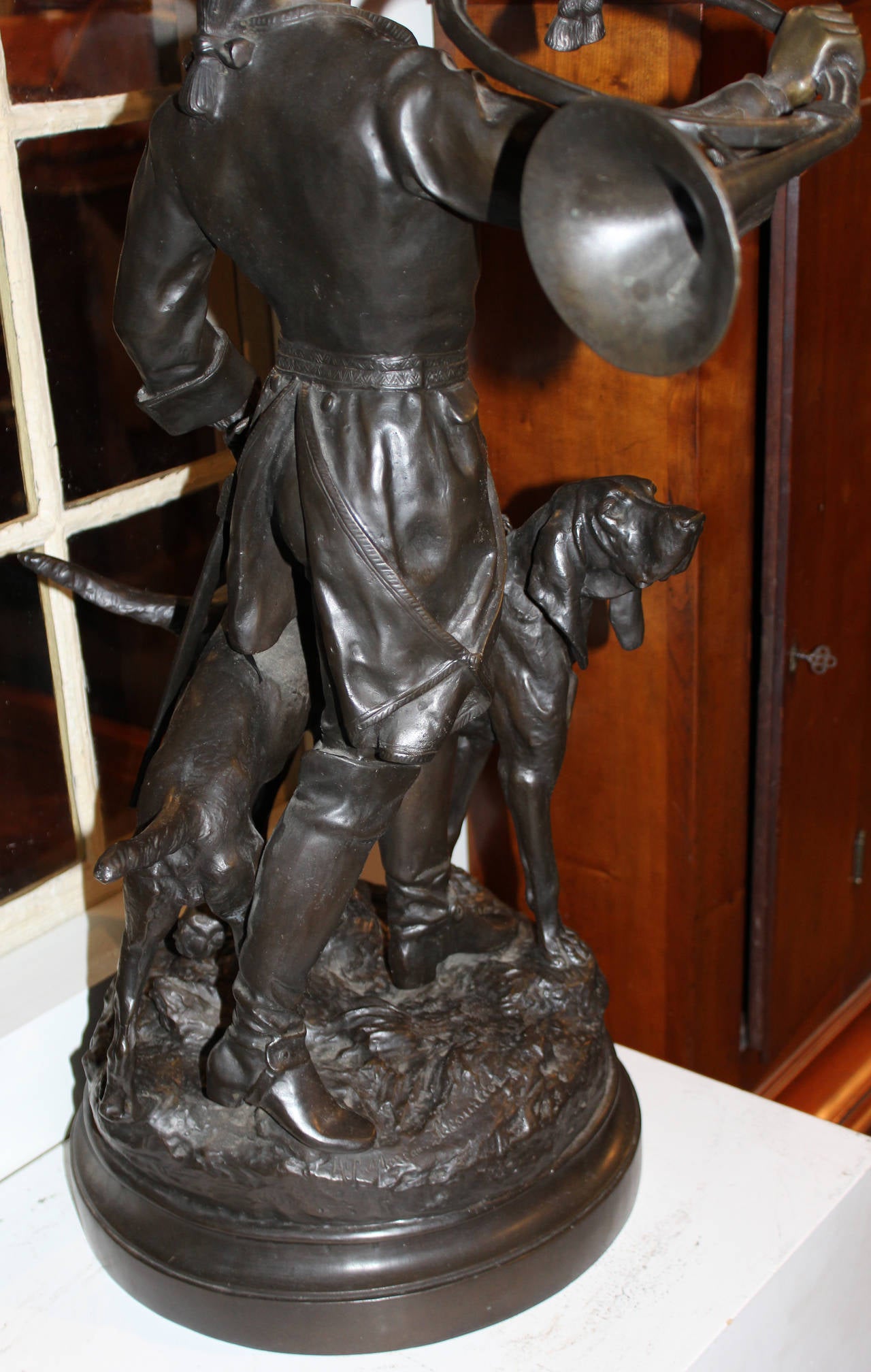 Bronze D'après H.F. Moreau & P. Lecourtier:: bronze figuratif d'un chasseur et de chiens de chasse
