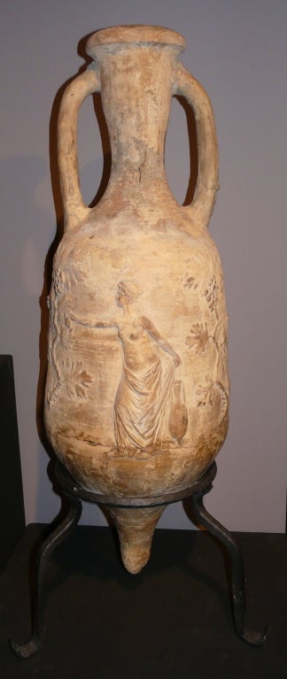 grand Tour Amphora-Vase aus dem 18./19. Jahrhundert auf handgeschmiedetem, dreibeinigem Sockel.  Vase auf Basis steht 44,5 