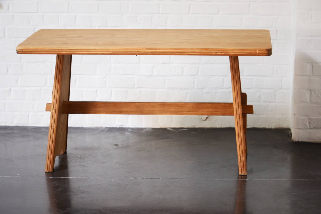 Goran Malmvall pine table, made in Sweden, 1940s. 
It is in the style of Axel Einar Hjorth. Six people.