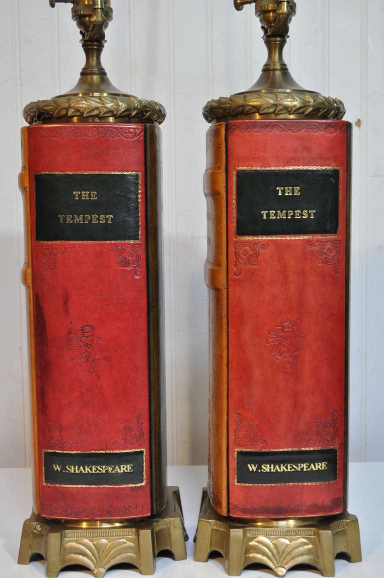 Classique américain Paire de lampes de bureau de style anglais en forme de livre relié en laiton et cuir ouvragé en vente