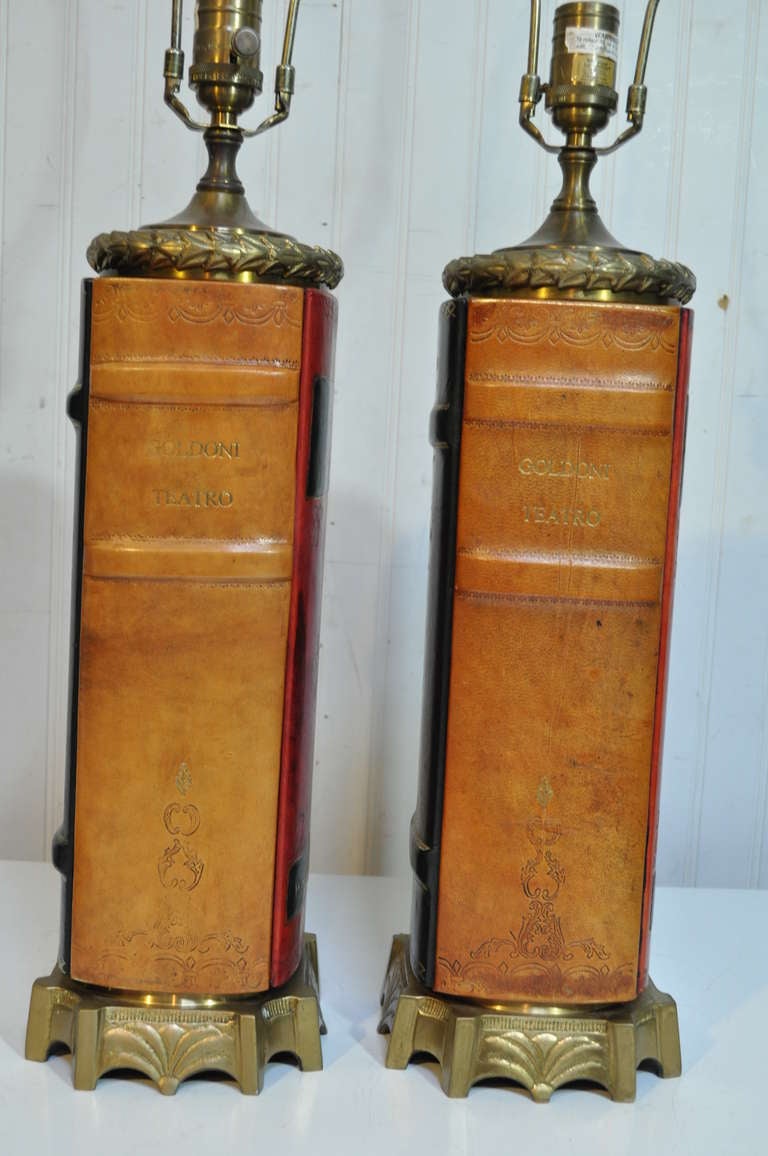 Américain Paire de lampes de bureau de style anglais en forme de livre relié en laiton et cuir ouvragé en vente