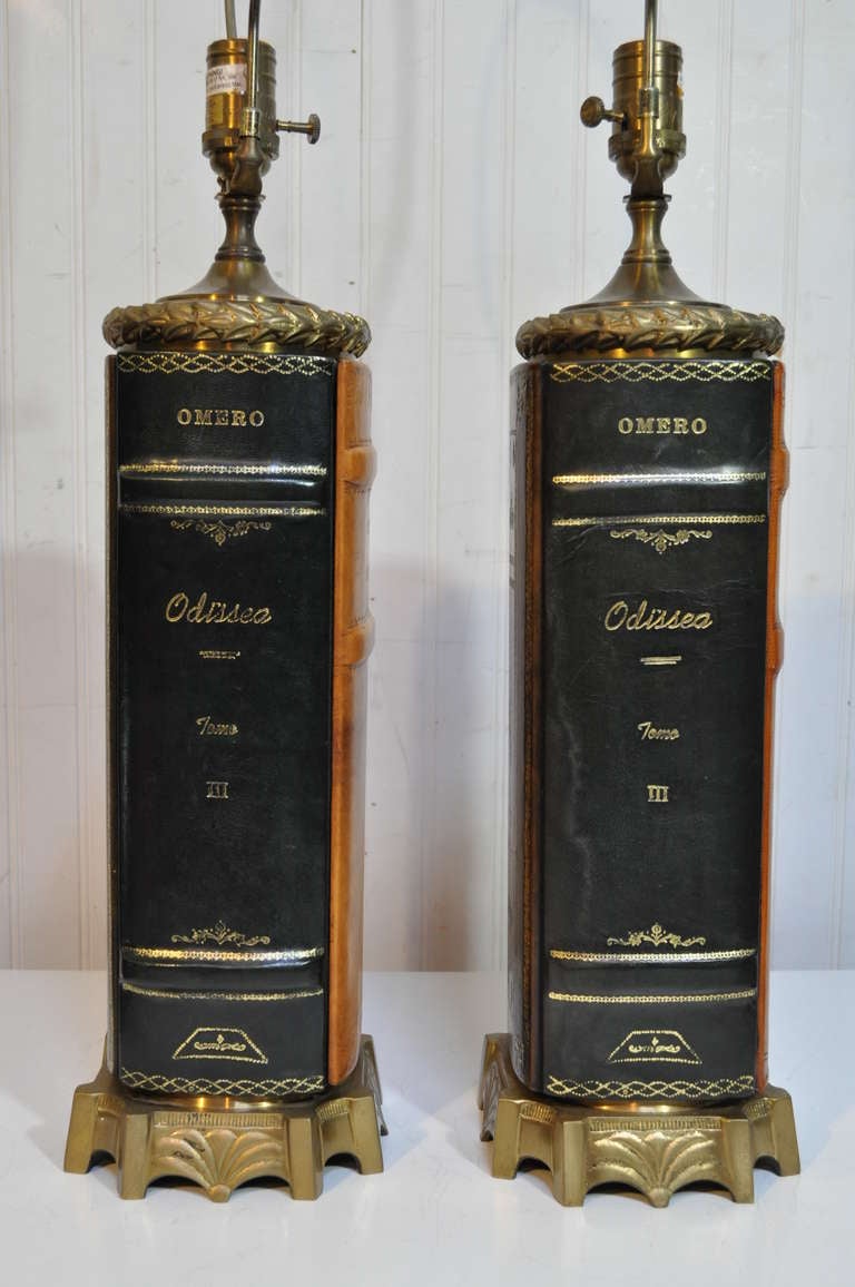 Paire de lampes de bureau de style anglais en forme de livre relié en laiton et cuir ouvragé Bon état - En vente à Philadelphia, PA