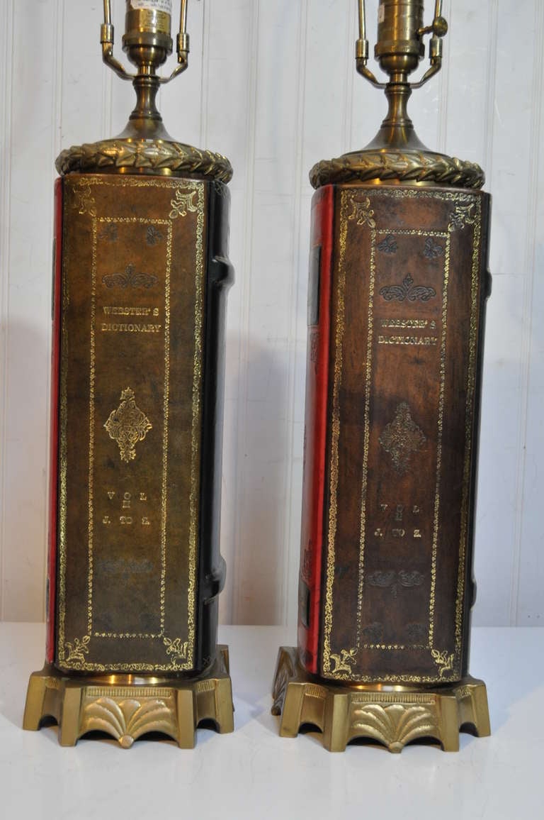20ième siècle Paire de lampes de bureau de style anglais en forme de livre relié en laiton et cuir ouvragé en vente