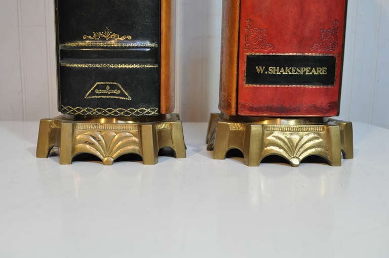 Ein Paar Tischlampen in Buchform aus Messing und bearbeitetem Leder im englischen Stil im Zustand „Gut“ im Angebot in Philadelphia, PA