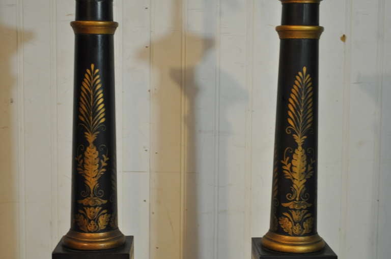 Français Paire de lampes de table vintage de style néoclassique français en forme de colonne en noir &