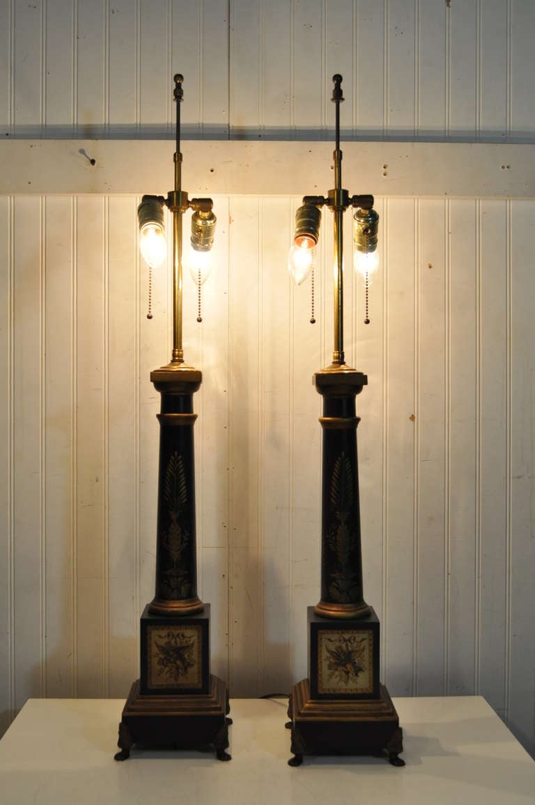 Paire de lampes de table vintage de style néoclassique français en forme de colonne en noir & 4