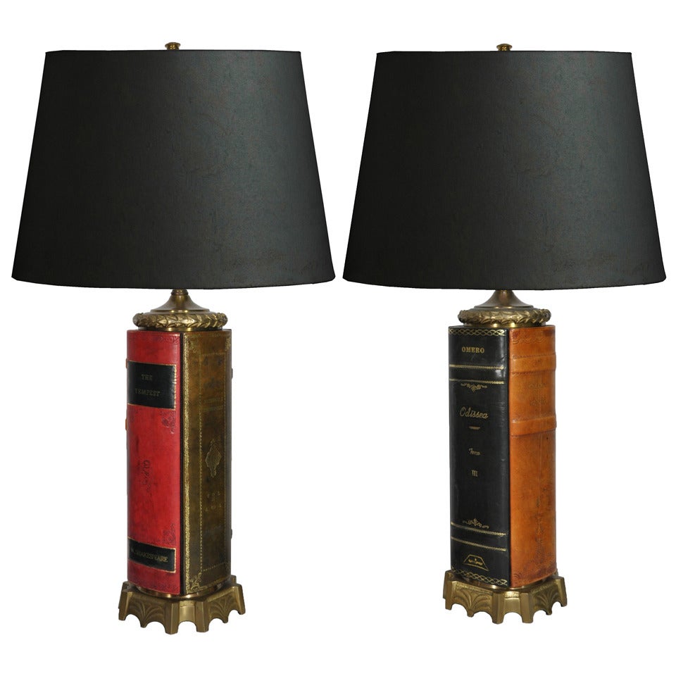 Ein Paar Tischlampen in Buchform aus Messing und bearbeitetem Leder im englischen Stil im Angebot