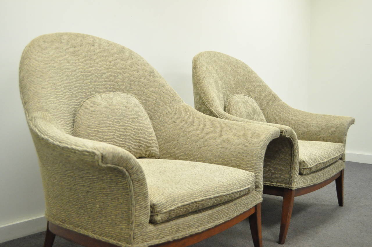 20ième siècle Remarquable paire de fauteuils club ou de fauteuils de salon à cadre sculpté d'après Edward Wormley en vente