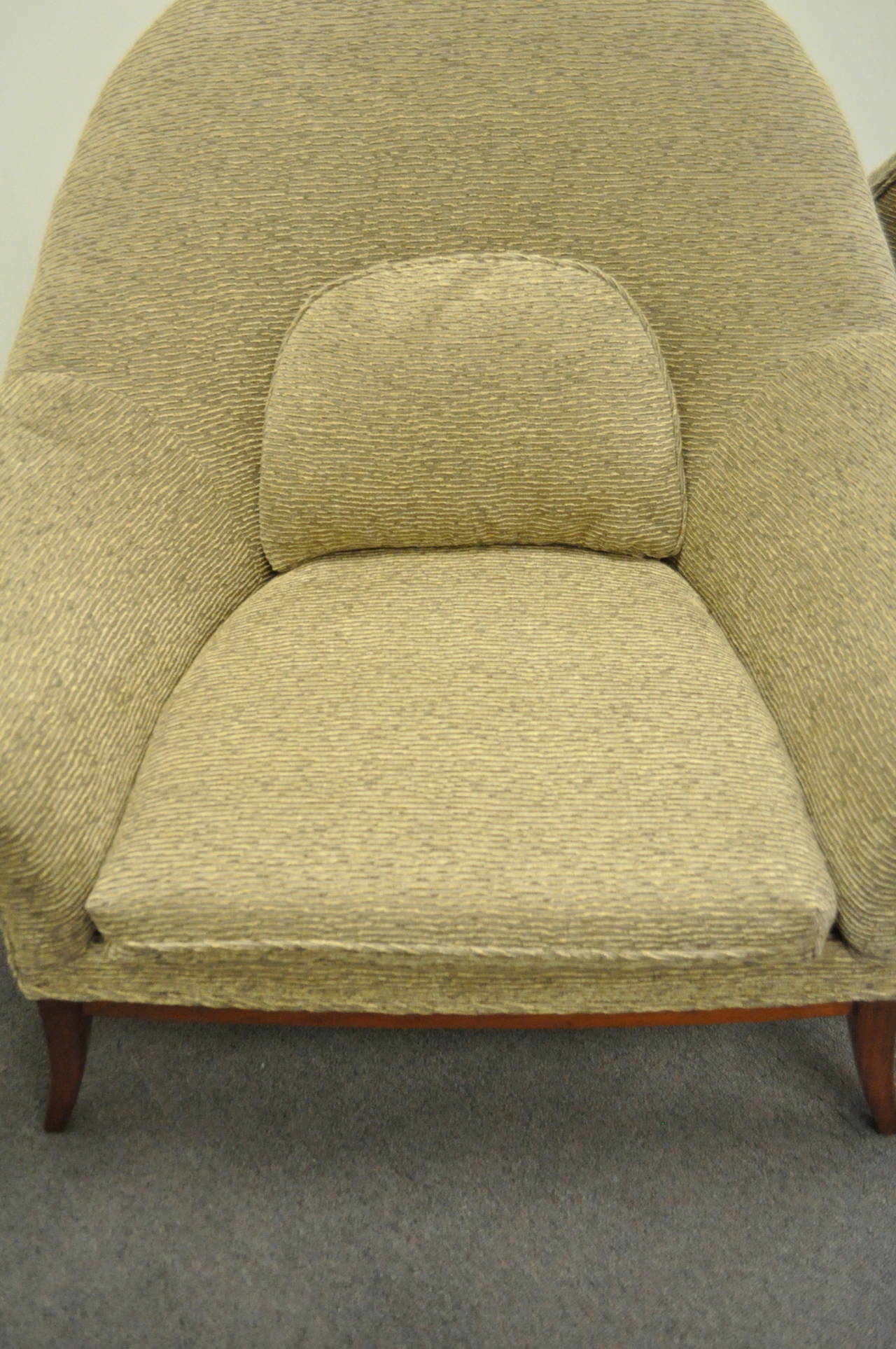Remarquable paire de fauteuils club ou de fauteuils de salon à cadre sculpté d'après Edward Wormley en vente 2