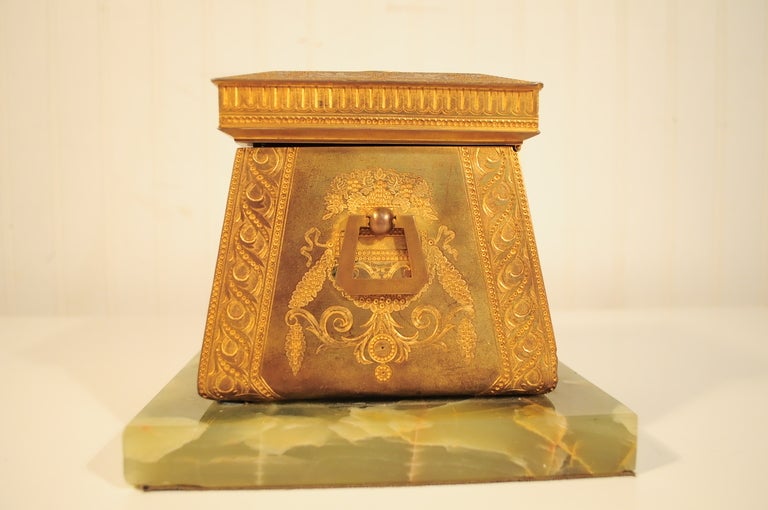 Frühe 1900's Französisch Nouveau vergoldete Bronze & Onyx Figural Cameo Schmuck-Box (Art nouveau) im Angebot