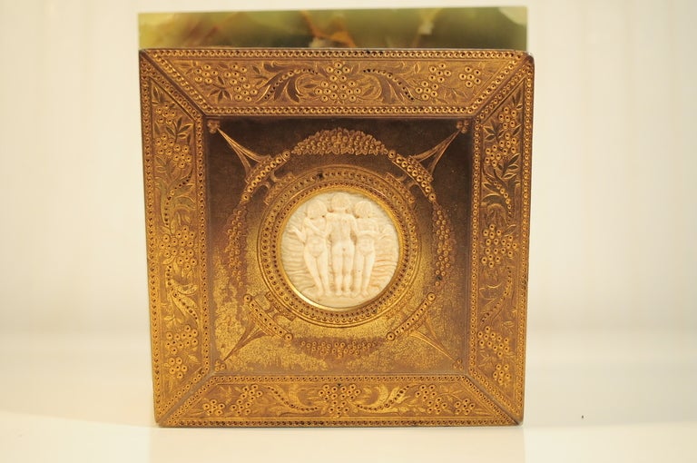 Frühe 1900's Französisch Nouveau vergoldete Bronze & Onyx Figural Cameo Schmuck-Box im Zustand „Gut“ im Angebot in Philadelphia, PA