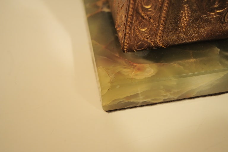 Frühe 1900's Französisch Nouveau vergoldete Bronze & Onyx Figural Cameo Schmuck-Box im Angebot 3