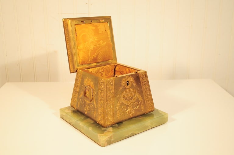Frühe 1900's Französisch Nouveau vergoldete Bronze & Onyx Figural Cameo Schmuck-Box (Goldbronze) im Angebot