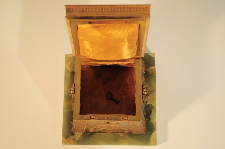 Frühe 1900's Französisch Nouveau vergoldete Bronze & Onyx Figural Cameo Schmuck-Box im Angebot 2