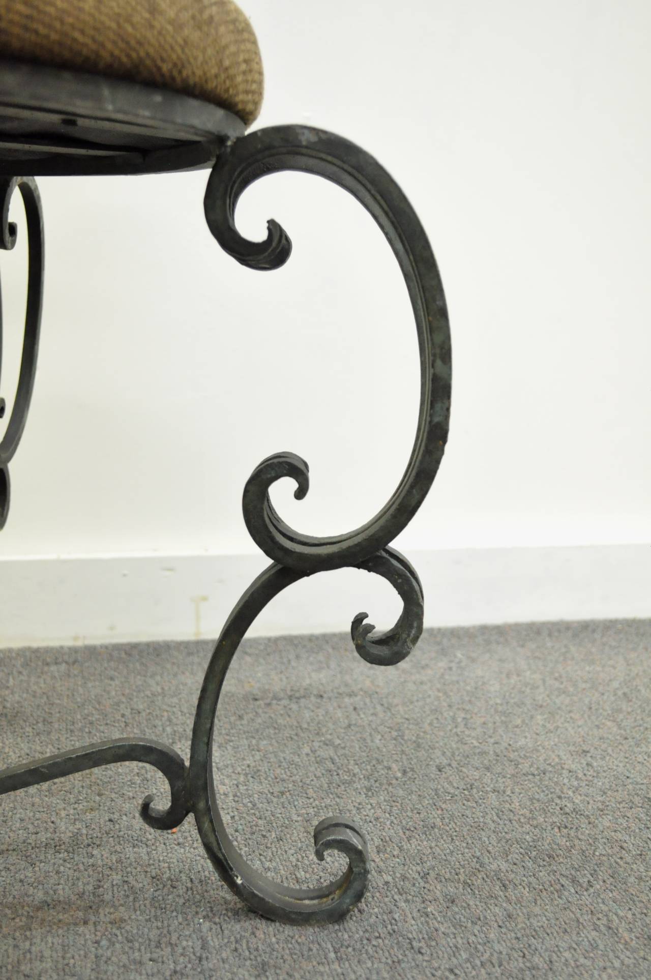 Britannique Ancienne chaise d'appoint en fer forgé de style Art Nouveau forgé à la main et à enroulement en vente