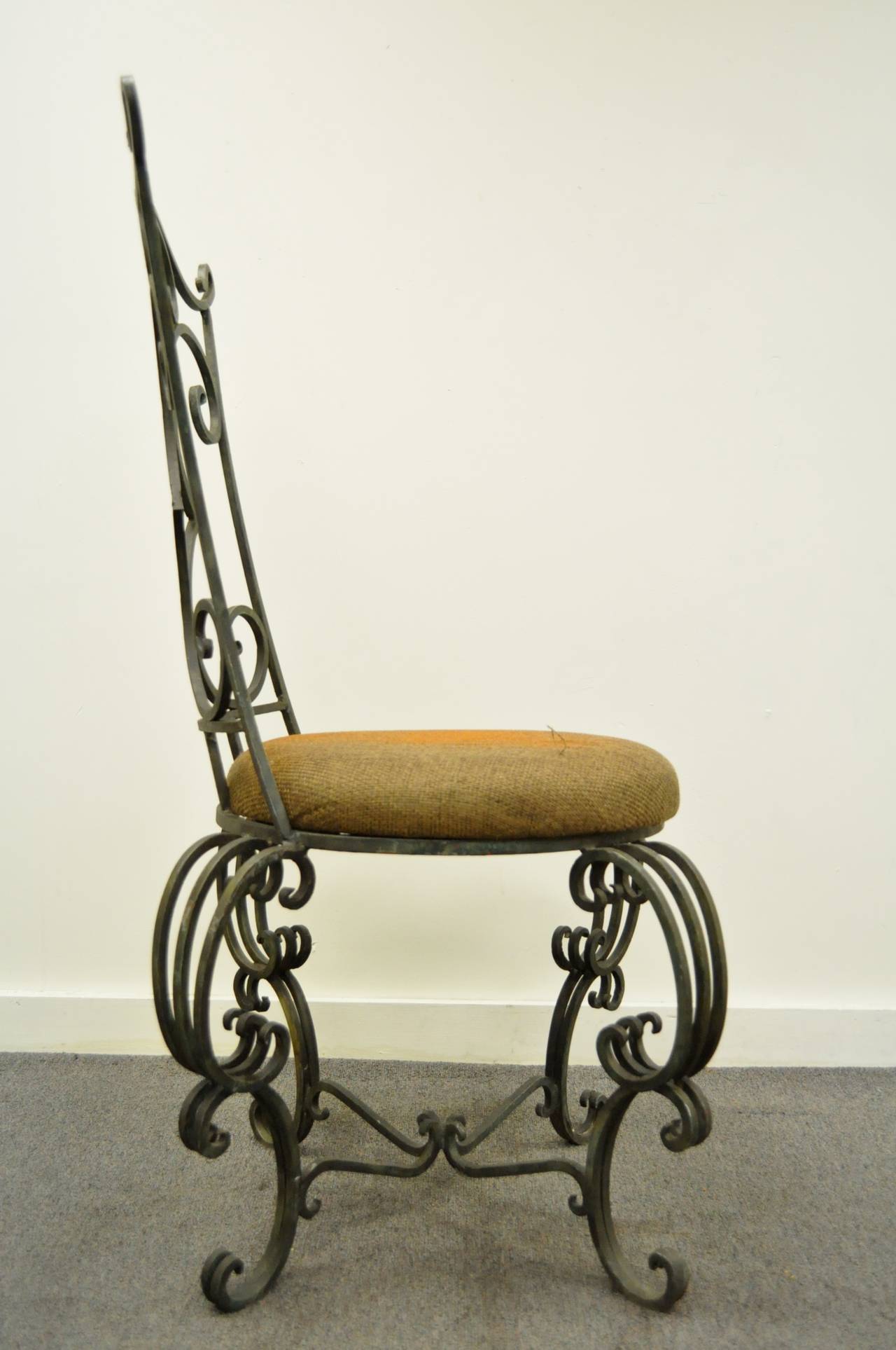 20ième siècle Ancienne chaise d'appoint en fer forgé de style Art Nouveau forgé à la main et à enroulement en vente