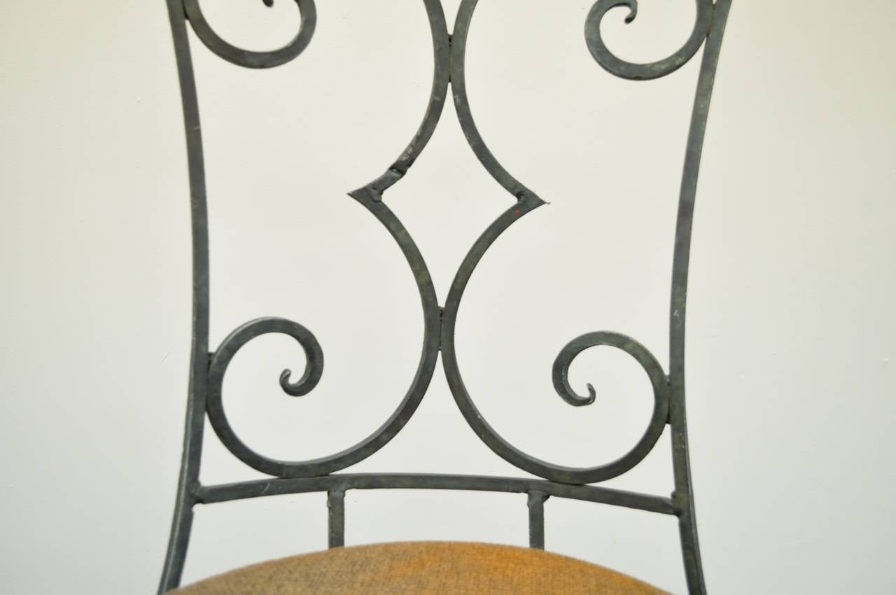Fer Ancienne chaise d'appoint en fer forgé de style Art Nouveau forgé à la main et à enroulement en vente