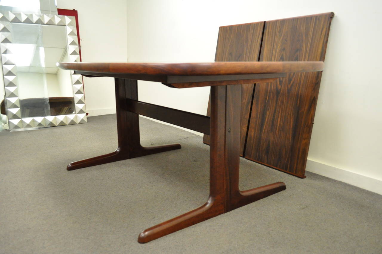Mid-Century Danish Modern Rosewood Dining Table with Two Leaves by Skovby In Excellent Condition In Philadelphia, PA