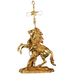 Grande lampe de table figurative française en bronze doré représentant un cheval de Marly:: signée Coustou