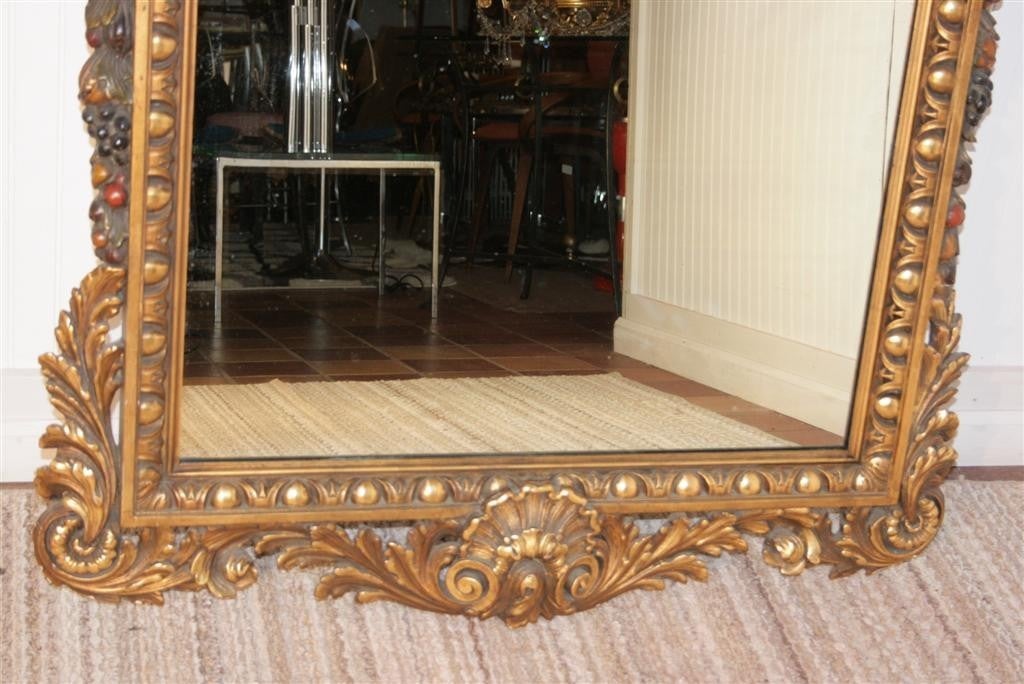 Doré A.I.C. C&W Miroir en bois doré baroque sculpté à la main avec fruits peints en vente