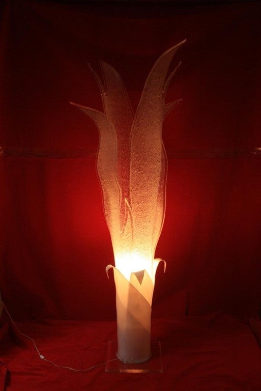 Lampadaire Flame Tulip en lucite bullée des années 1970 d'après Rougier, 80 pouces en vente 5