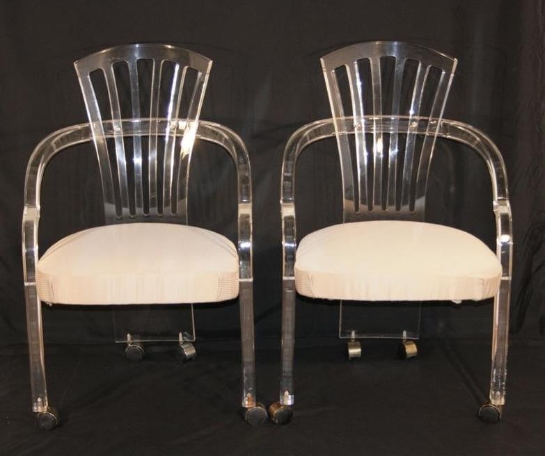 Paire de fauteuils sculptés en lucite transparente, de style moderne du milieu du siècle, par Hill Manufacturing Co. Le design est similaire à celui de Charles Hollis Jones. Cette merveilleuse paire de chaises date des années 1970 environ et