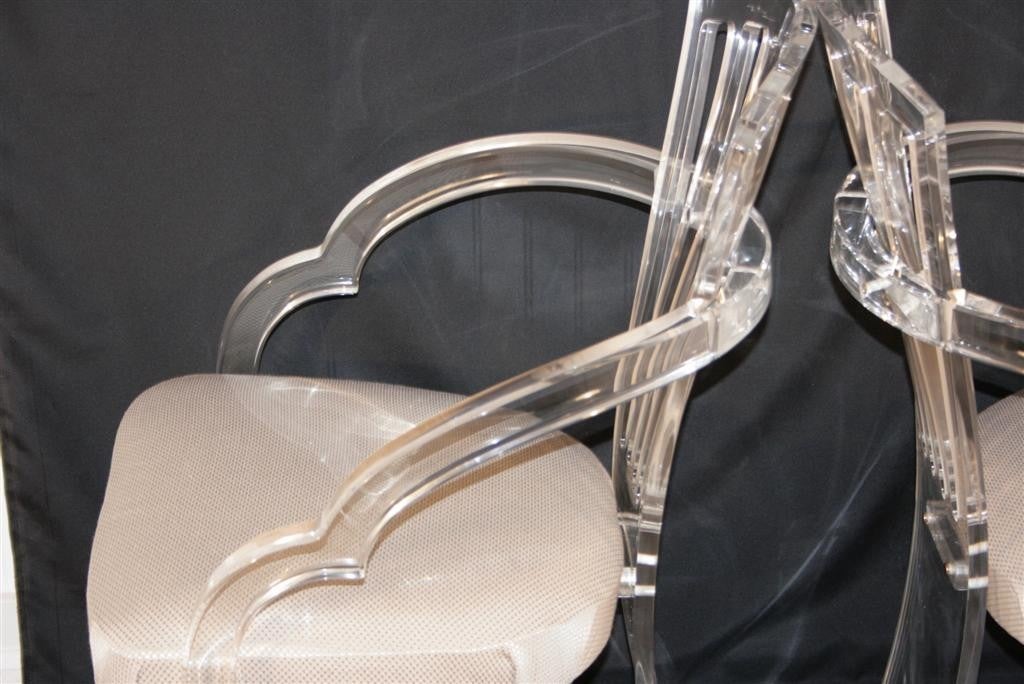 Américain Paire de fauteuils de salle à manger sculpturaux en lucite par Hill Mfg. on Casters en vente