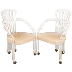 Paire de fauteuils de salle à manger sculpturaux en lucite par Hill Mfg. on Casters